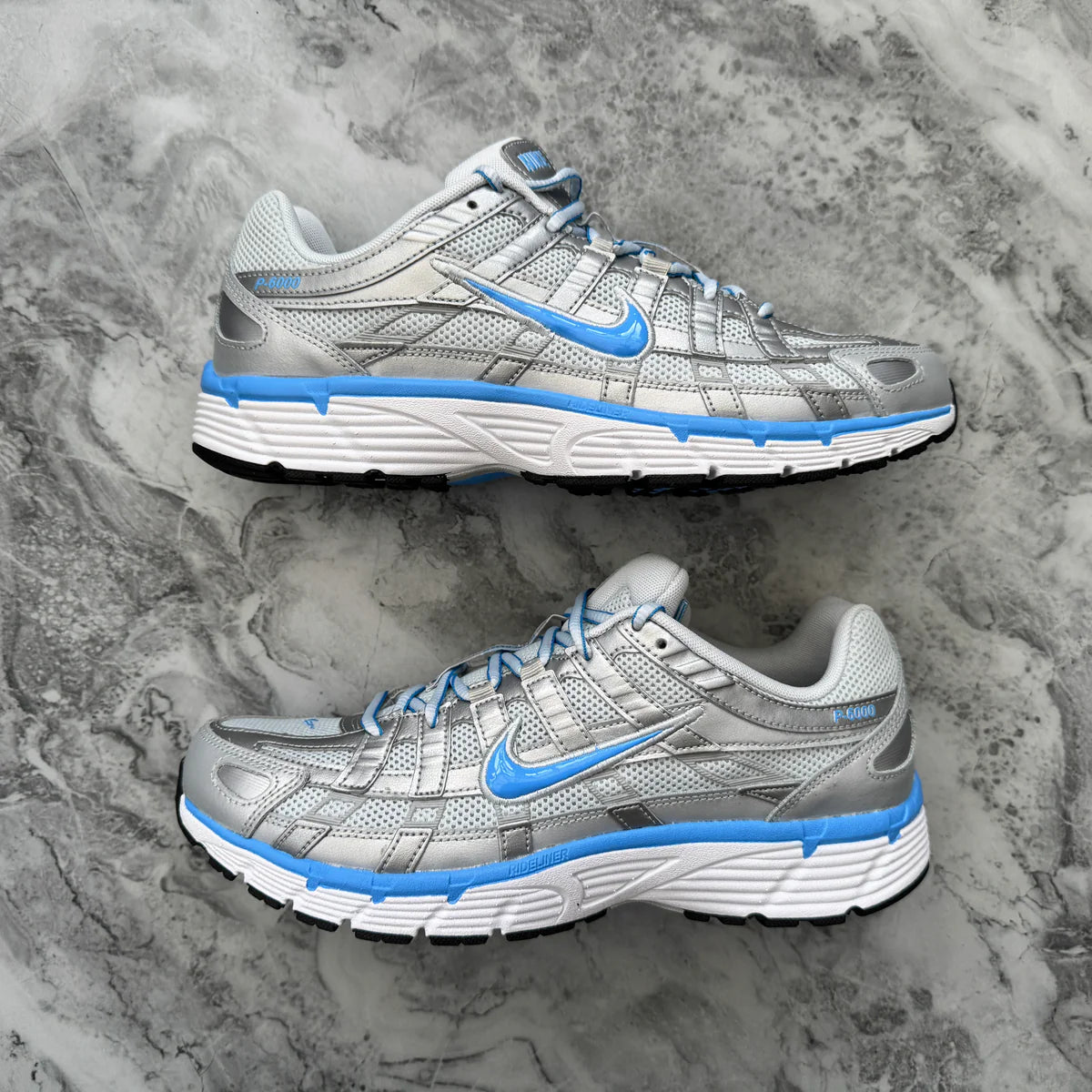 NIKE P-6000 (METALLIC PLATINUM/UNIVERSITY BLUE)