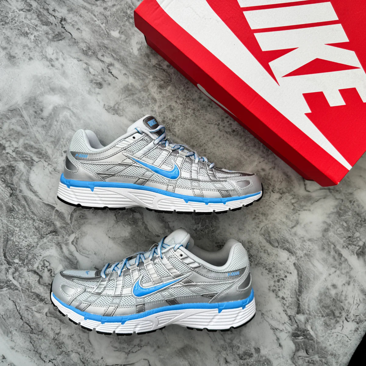 NIKE P-6000 (METALLIC PLATINUM/UNIVERSITY BLUE)